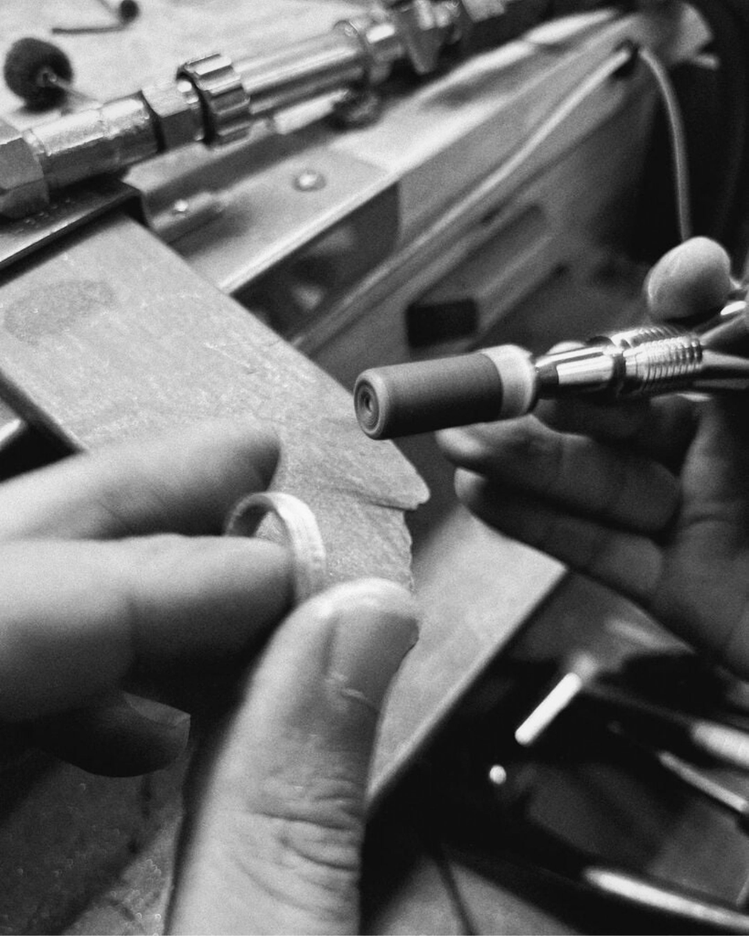 Nhẫn cưới bạch kim với bề mặt tự nhiên sau thời gian sử dụng, thể hiện độ bền và giá trị lâu dài