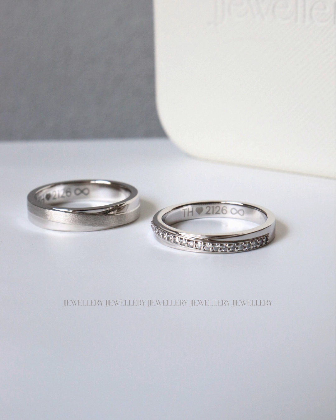 Nhẫn cưới bạch kim với màu trắng tự nhiên, bền màu theo thời gian