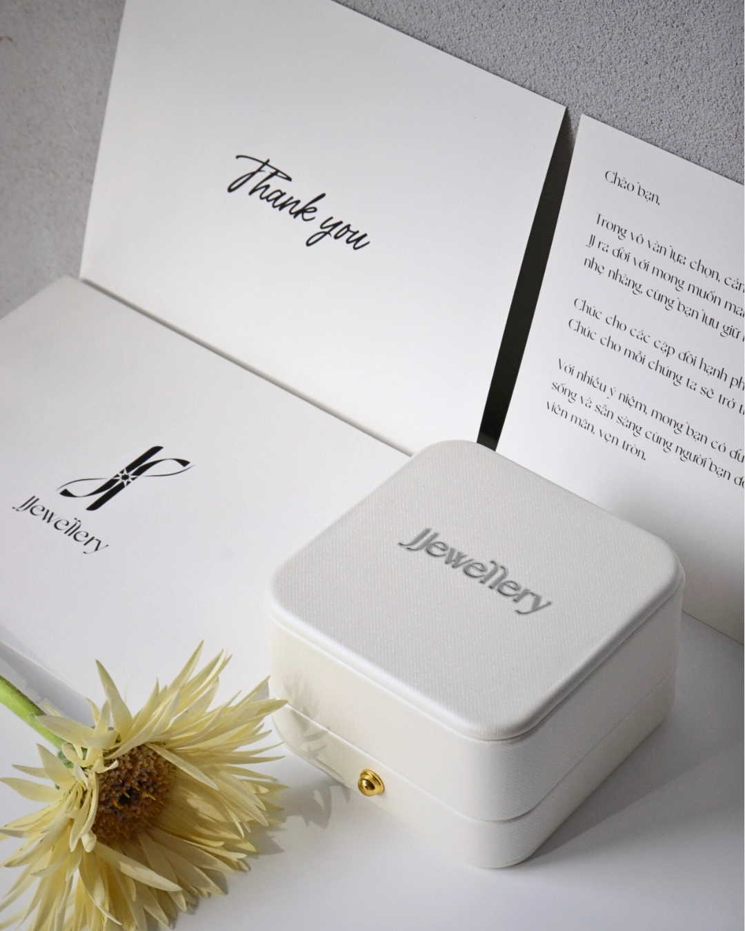 Cấu trúc kim loại nhẫn cưới bạch kim platinum 950 với độ tinh khiết cao và mật độ kim loại đặc