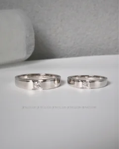 Cặp đôi đeo nhẫn cưới bạch kim trong sinh hoạt hằng ngày, biểu tượng cho sự gắn bó lâu dài