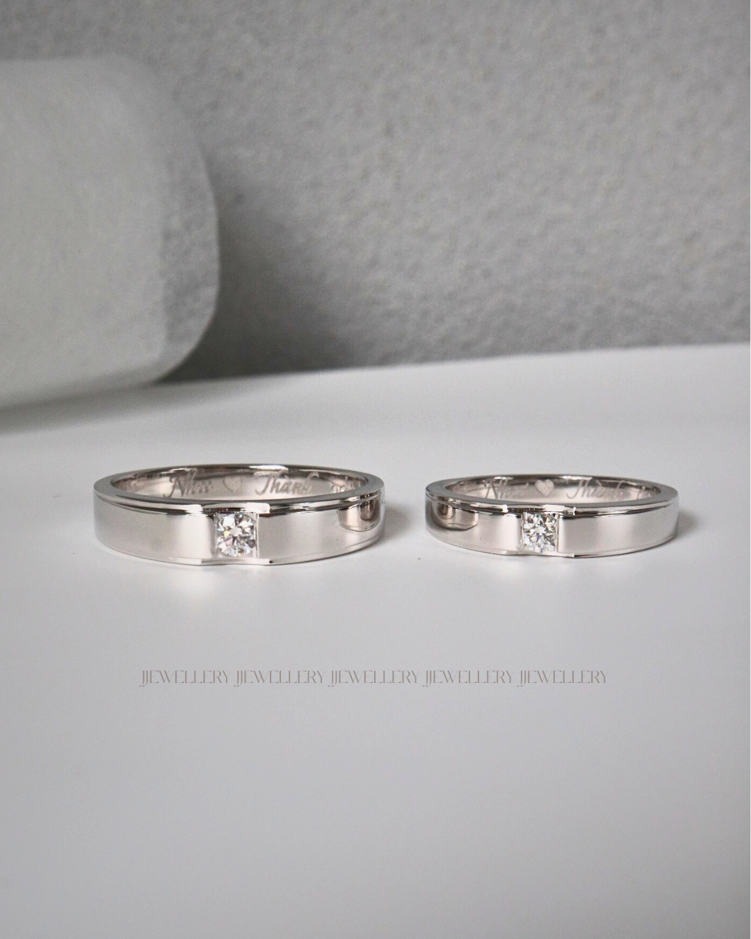 Cặp đôi đeo nhẫn cưới bạch kim trong sinh hoạt hằng ngày, biểu tượng cho sự gắn bó lâu dài