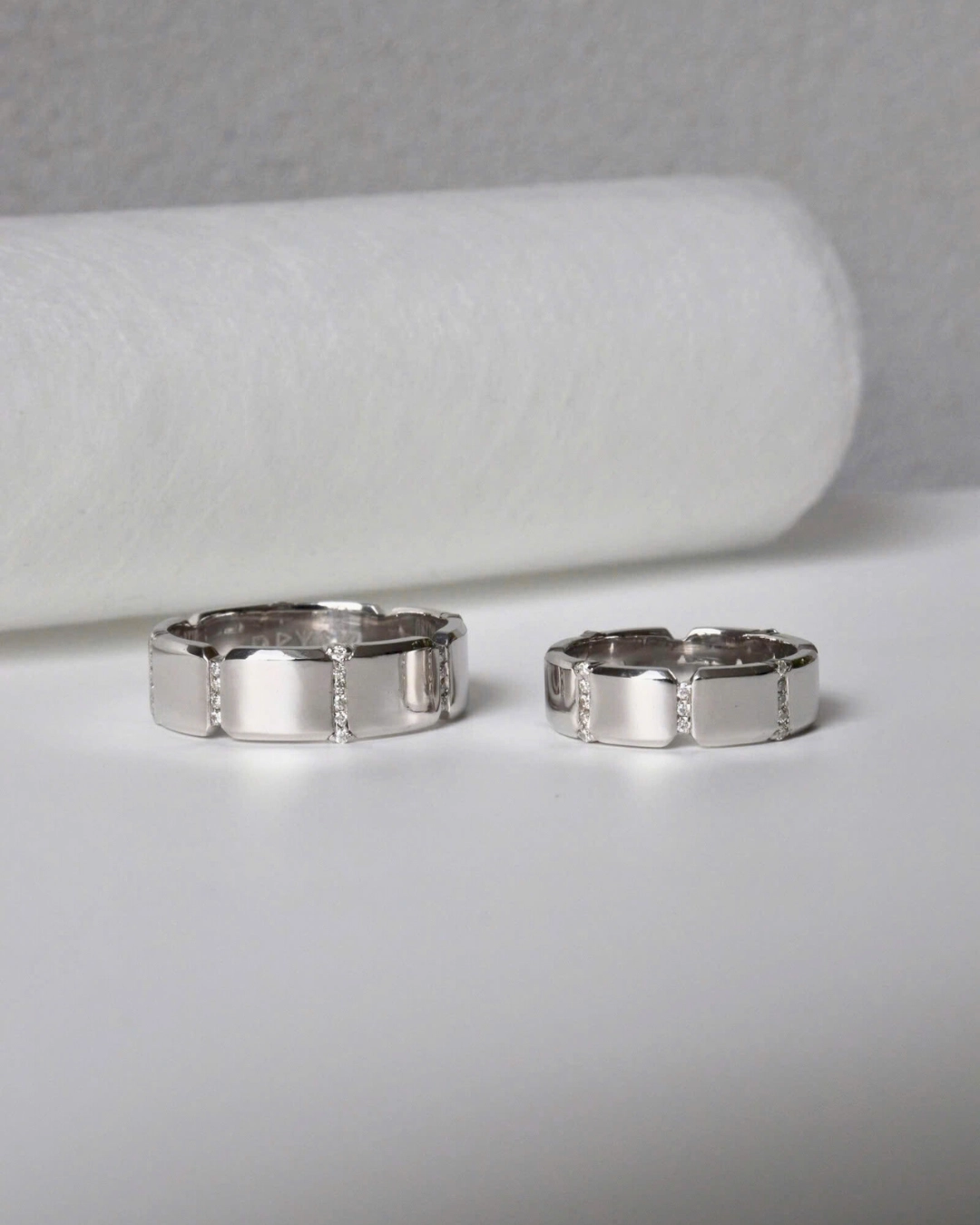 So sánh nhẫn cưới bạch kim và nhẫn cưới vàng trắng về màu sắc và độ bền bề mặt