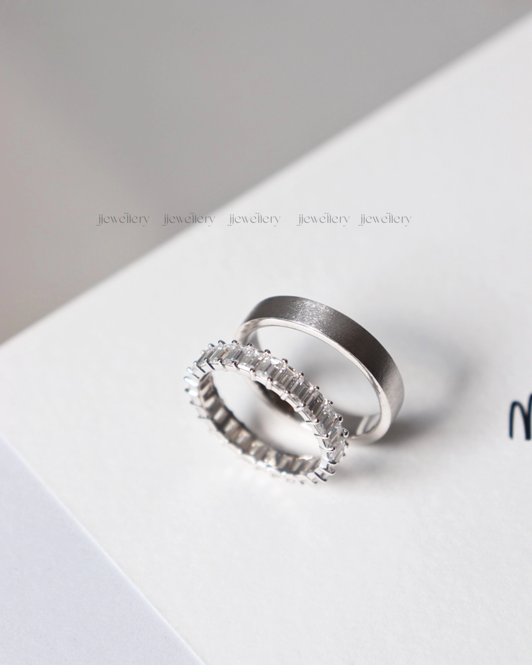 Cặp nhẫn cưới bạch kim vàng trắng Moissanite CP-Amara-WG10 thiết kế cổ điển bền vững với đá baguette chủ đạo 2026