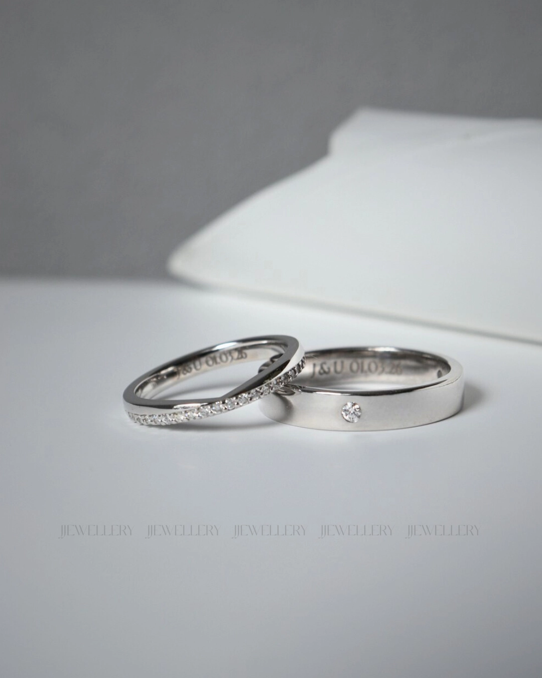 Nhẫn cưới bạch kim khác gì với nhẫn cưới vàng 18k